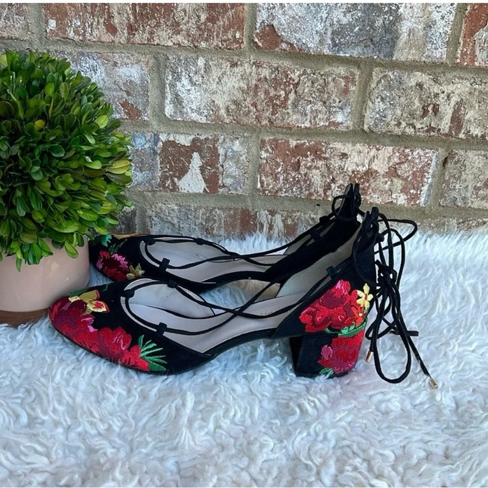 New 100% Exclusive Kenneth Cole Tessa Embroidered Lace Up Block Heel Pumps
Sz 11 - Picture 6 of 10